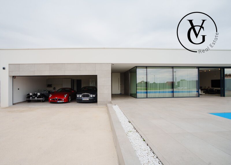 Izvorani, proprietate exclusivista, design minimalist.