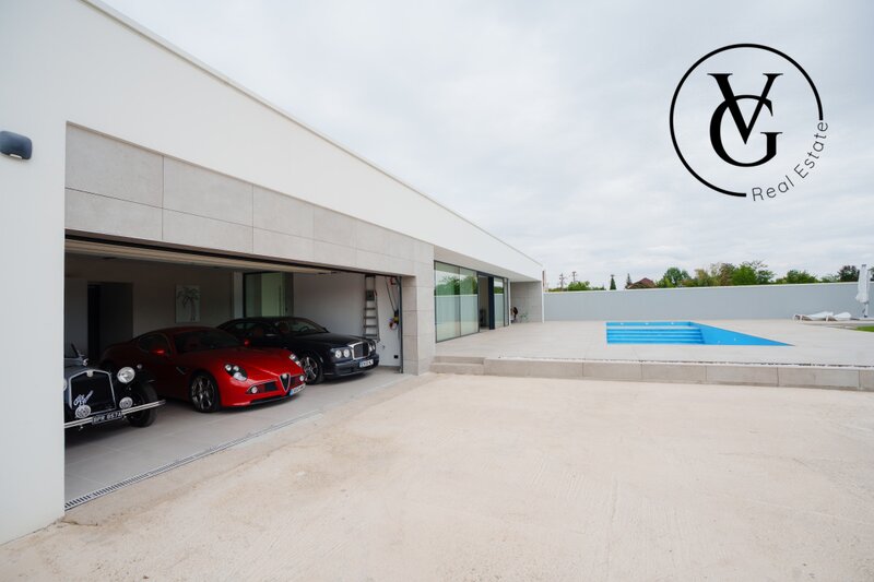 Izvorani, proprietate exclusivista, design minimalist.