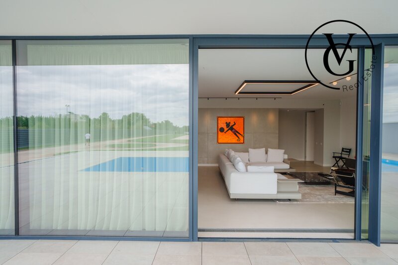 Izvorani, proprietate exclusivista, design minimalist.