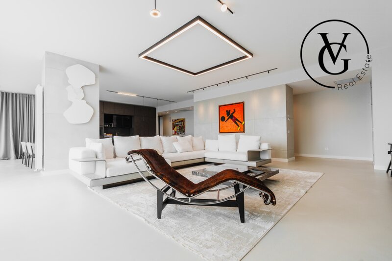 Izvorani, proprietate exclusivista, design minimalist.