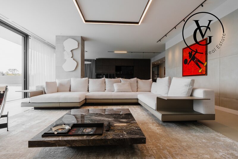 Izvorani, proprietate exclusivista, design minimalist.