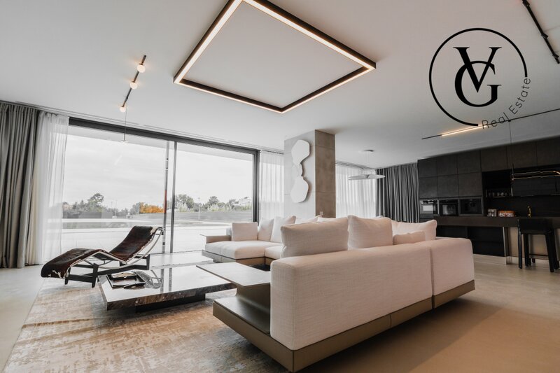 Izvorani, proprietate exclusivista, design minimalist.