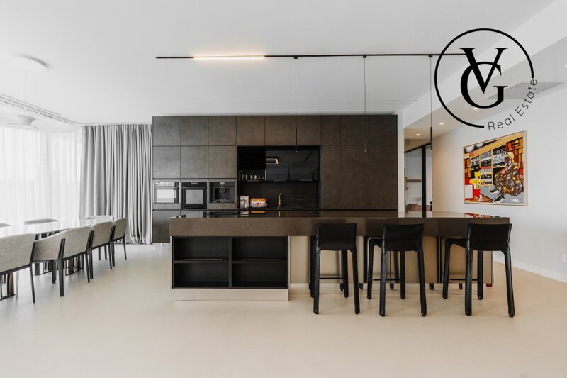 Izvorani, proprietate exclusivista, design minimalist.