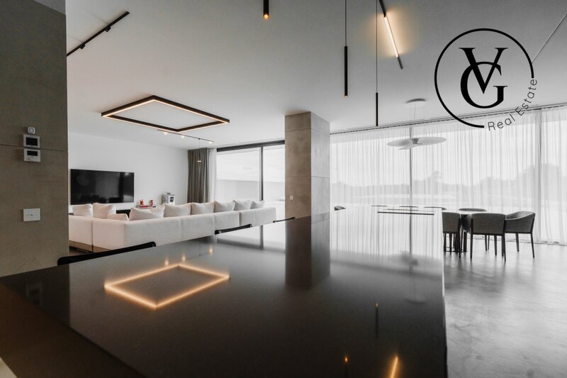 Izvorani, proprietate exclusivista, design minimalist.