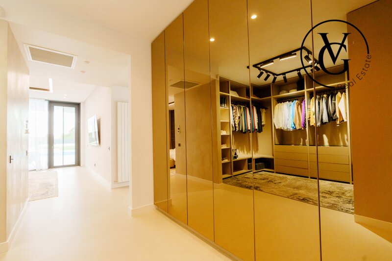 Izvorani, proprietate exclusivista, design minimalist.