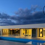 Izvorani, proprietate exclusivista, design minimalist